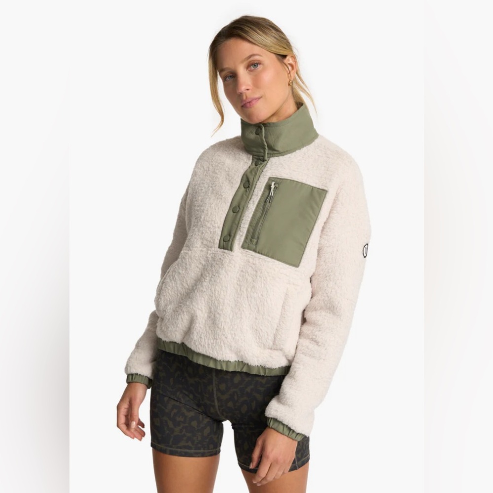 Women’s Vuori Cozy Sherpa Popover Jacket Dune Beige Green 1/4 Snap - SMALL